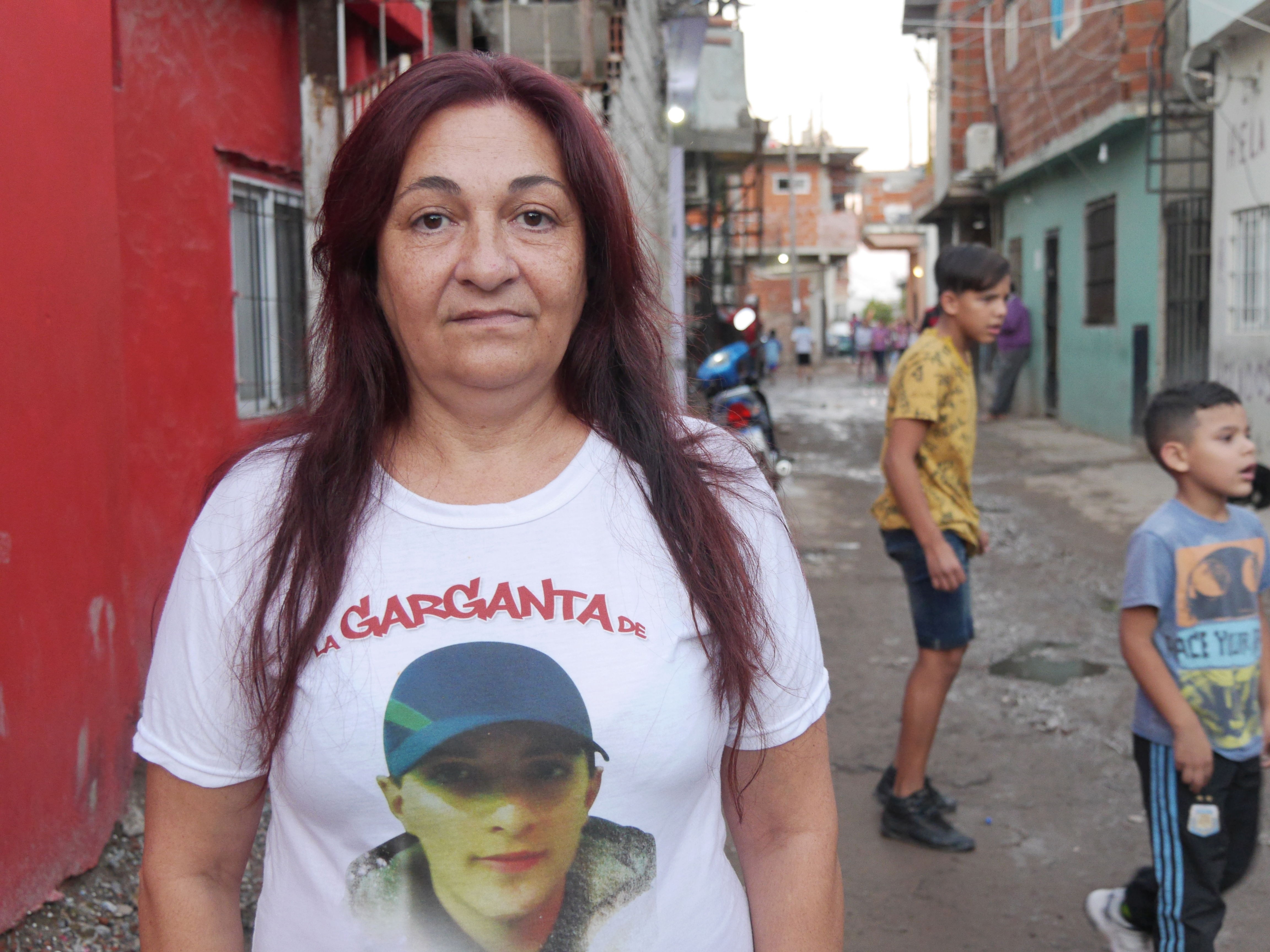Alejandra, con la imagen de su hijo Luis pintada en la remera. Él fue muerto por una oficial de la Policía Federal, en 2010.