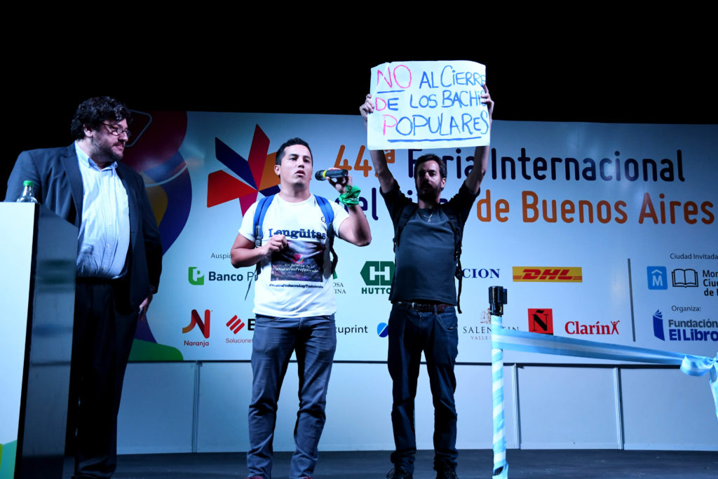 Los manifestantes subieron al escenario y el ministro de Cultura de Nación, Pablo Avelluto, les permitió hablar. Foto: Télam.
