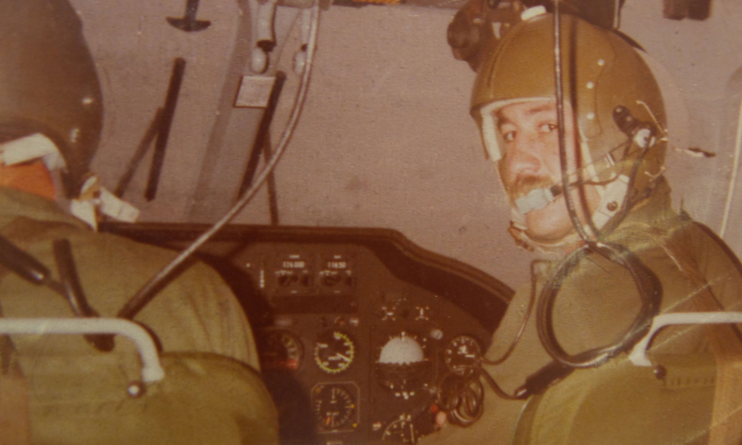 Enrique a bordo de su helicóptero. En su carrera realizó más de 14 mil horas de vuelo.