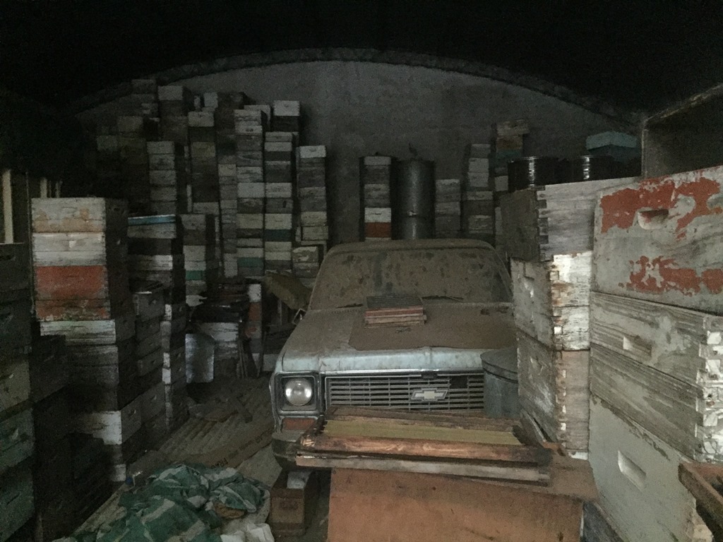 Un depósito lleno de colmenares y cajones: una muestra de la apicultura en recesión. Es propiedad de de Alfredo Montenegro, un productor afectado por la mortandad de abejas en La Paz, Córdoba.