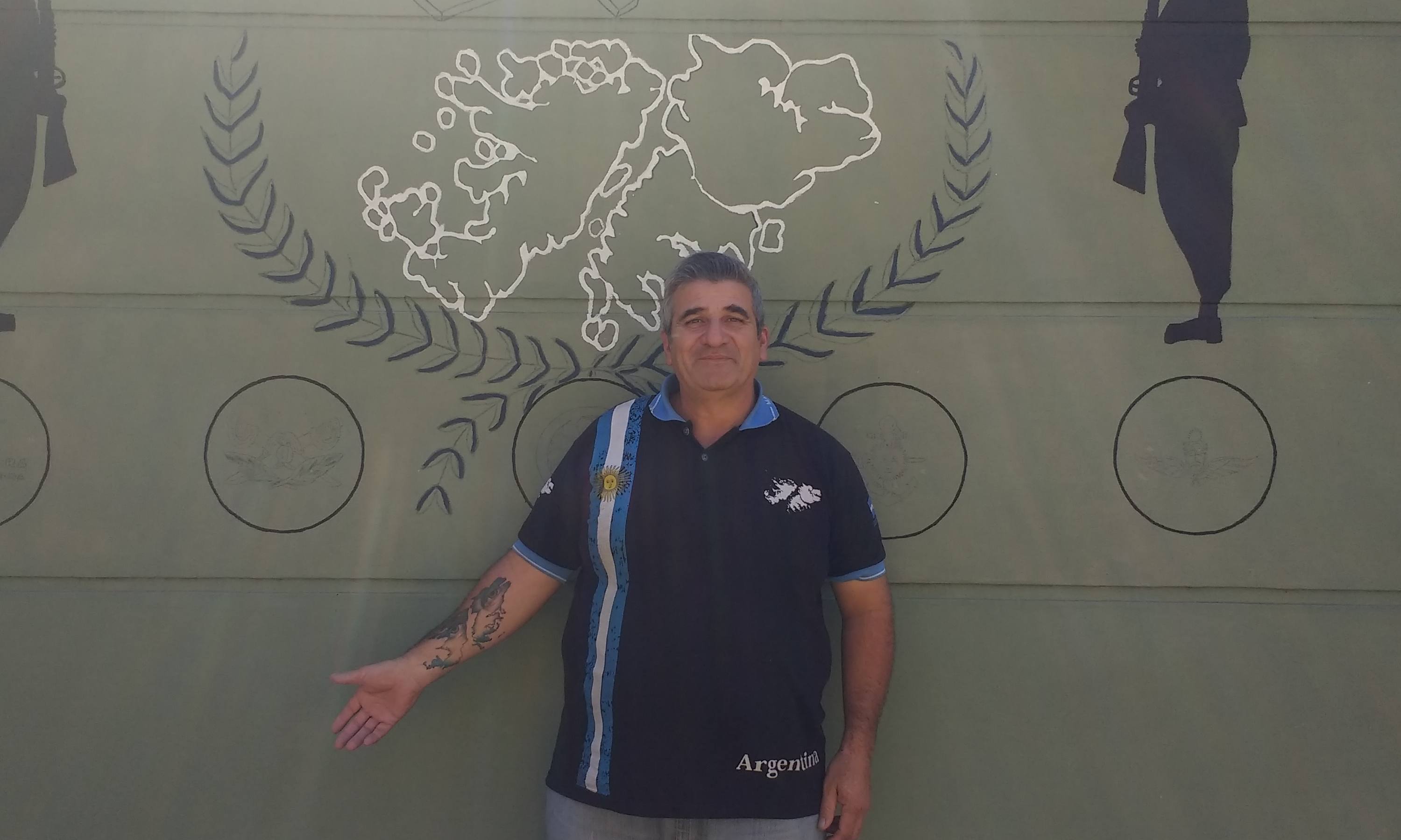 Héctor Mastrulli es ex combatiente y ahora dedica su vida a acercarle ayuda psicológica a otros veteranos que la necesitan. En la foto, exhibe su tatuaje en honor a las islas.
