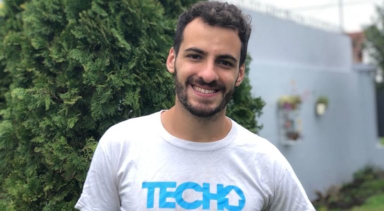 Nicolás con su remera de voluntaRio de TECHO.