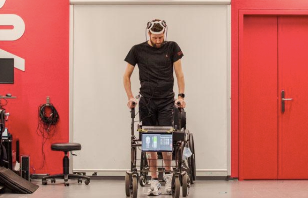 Un hombre tetrapléjico volvió a caminar gracias a un “puente digital” entre el cerebro y la médula espinal