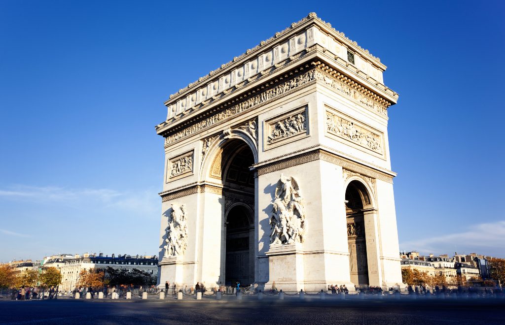 Realizaron el dictado más grande del mundo en la avenida Campos Elíseos de París