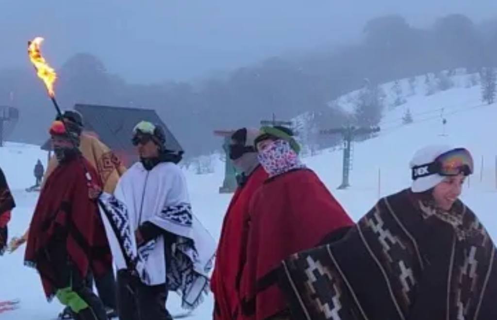 Cerro Batea Mahuida abierto hasta octubre: mirá la imperdible ceremonia mapuche en la nieve