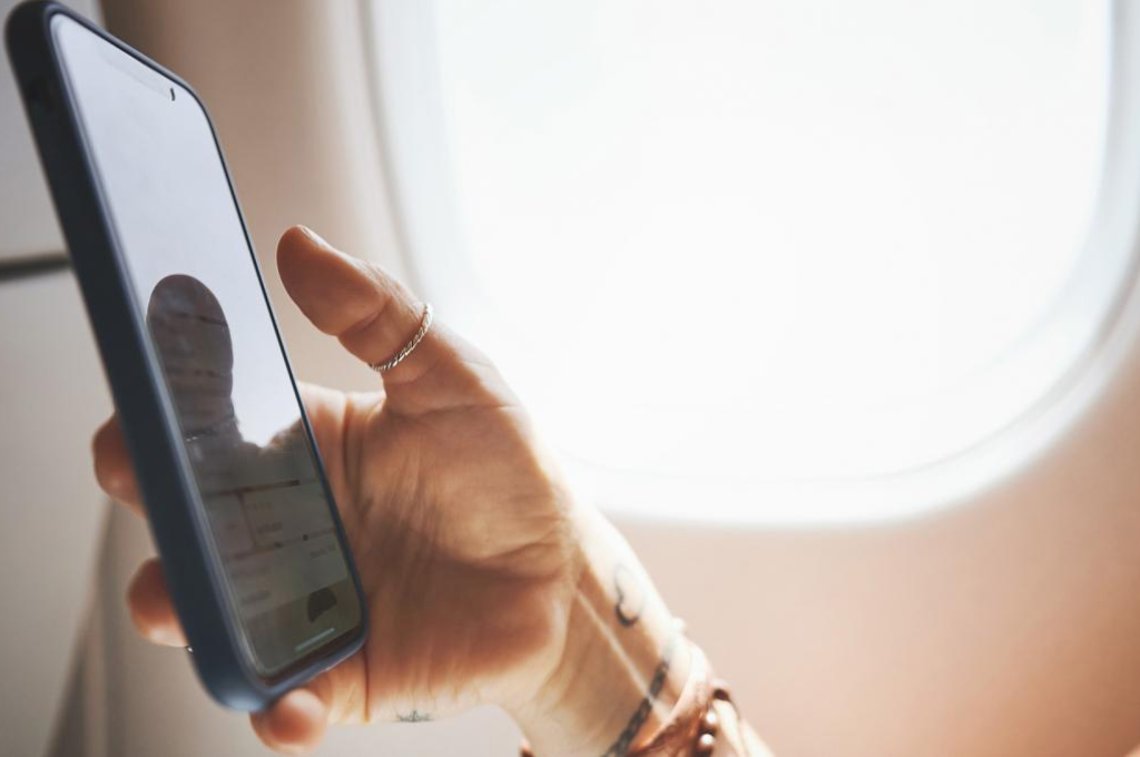 Aerolíneas Argentinas firmó un convenio para ofrecer wifi a bordo