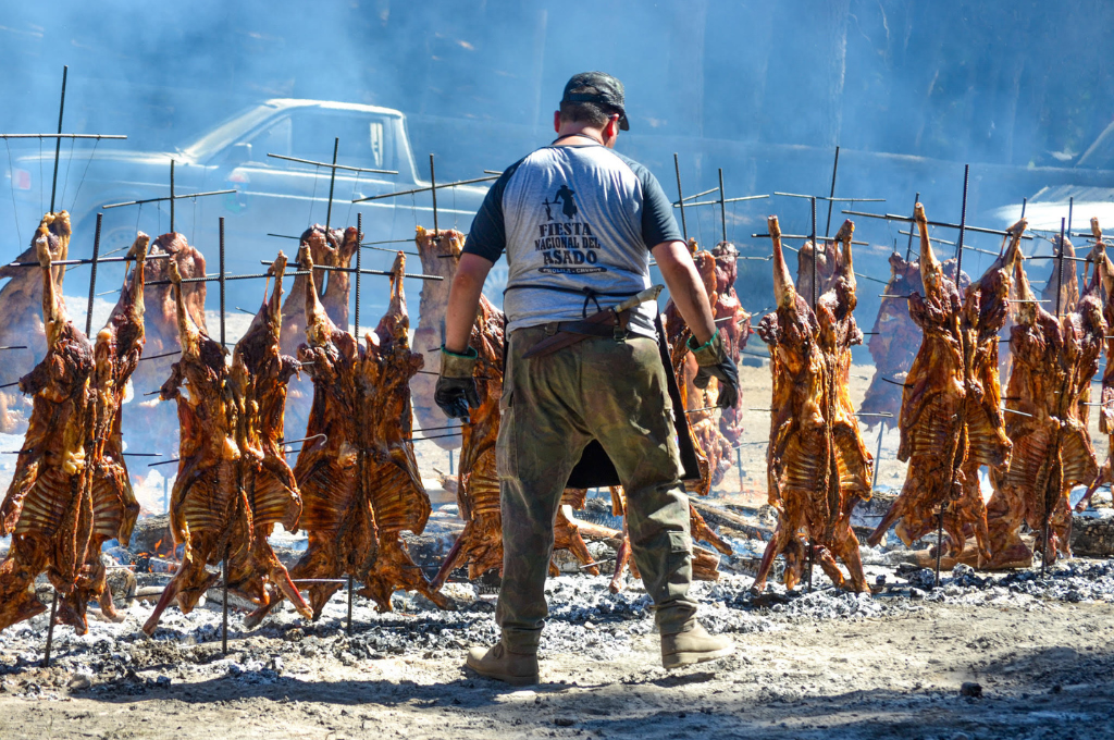 La localidad de Cholila se prepara para celebrar la Fiesta Nacional del Asado