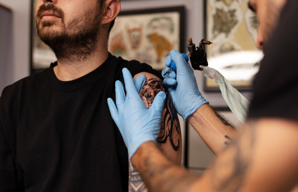 Día mundial del melanoma: médicos convocan a tatuadores para demostrar cómo “una mirada puede cambiarlo todo”